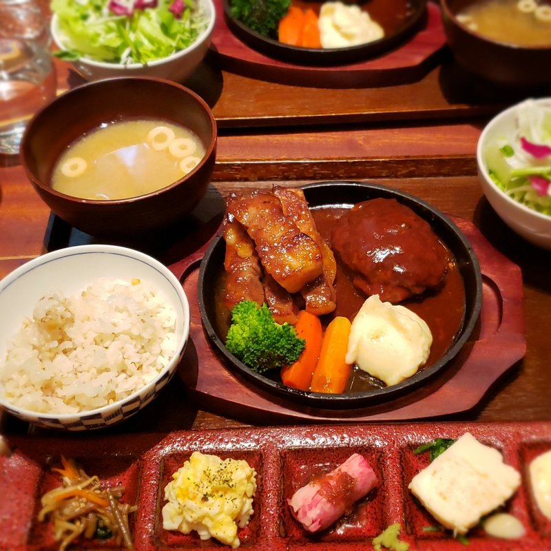 ハンバーグ(洋食あじと)