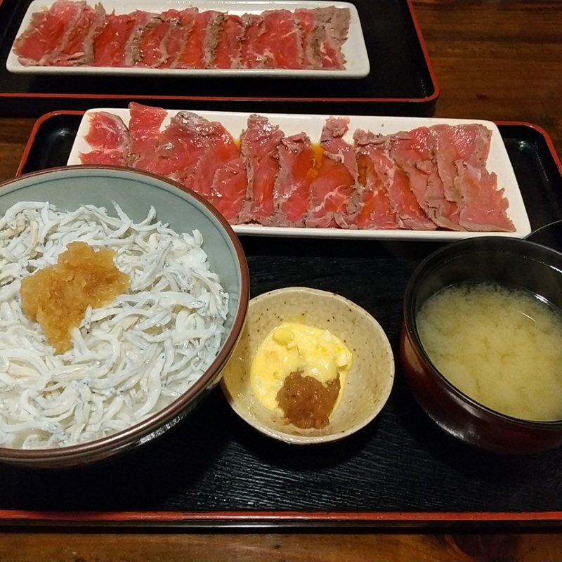 牛たたきとしらす丼(西新宿十九番 （にししんじゅくじゅうきゅうばん）)