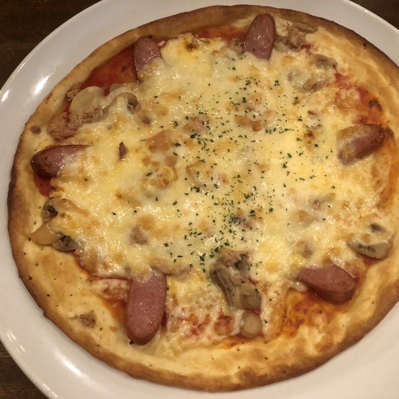 花嫁の～ピザ（サーモン、ウインナー、卵、トマトソース）(ペペチーノ小戸店)