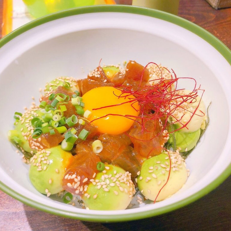 アボカドとマグロの丼ぶり(マドッシュカフェ)
