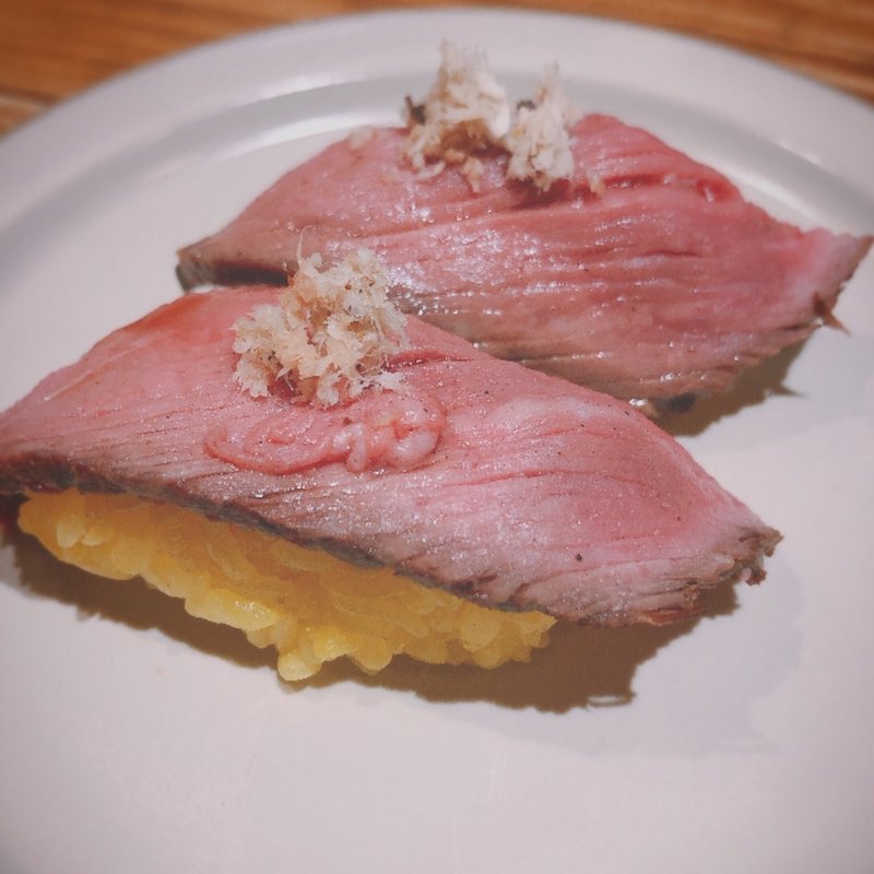 ターメリックライスのシャリで握るYAMACHAN特製イチボ寿司(お出汁とスパイス 元祖 エレクトロニカレー)