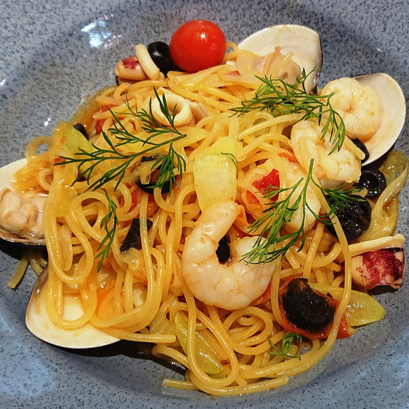 海老、イカ、ハマグリの漁師風スパゲッティ(キハチ フードホール アトレ川崎)