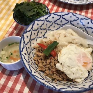 汁なしガパオ麺(タイ料理 サイアムオーキッド 品川シーサイドフォレスト店)