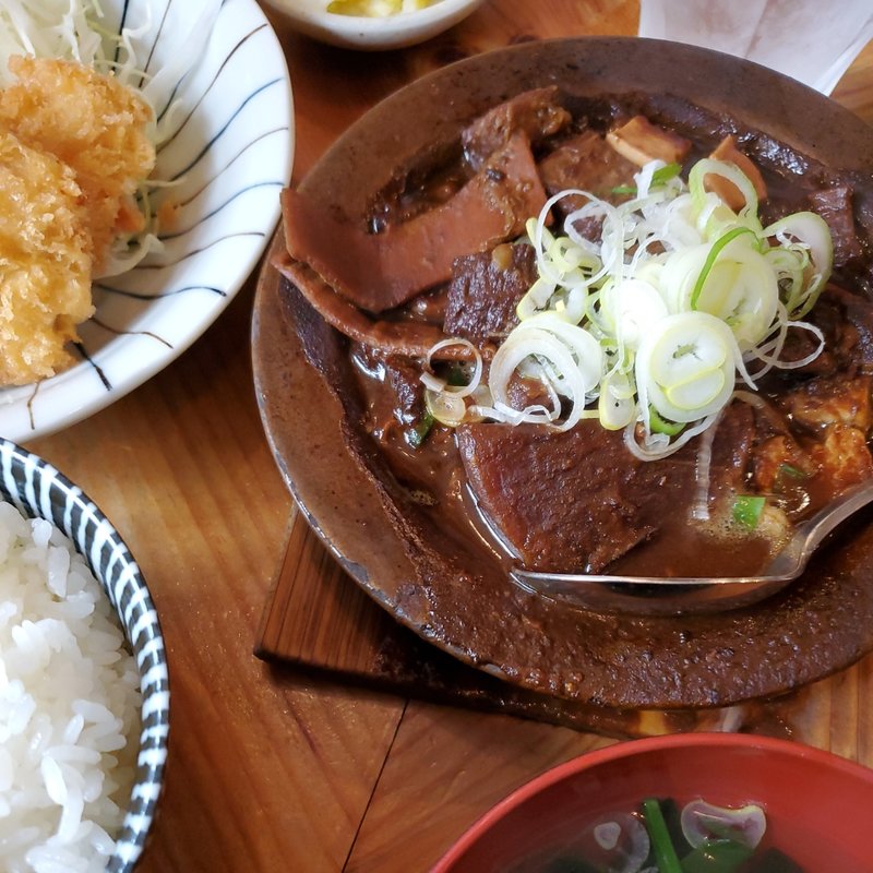 チキンカツと和牛黒煮込み(あぶくま亭)