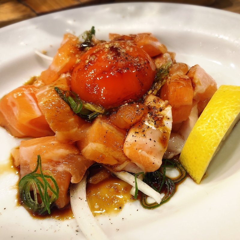 サーモンユッケ(酒場 やまと)