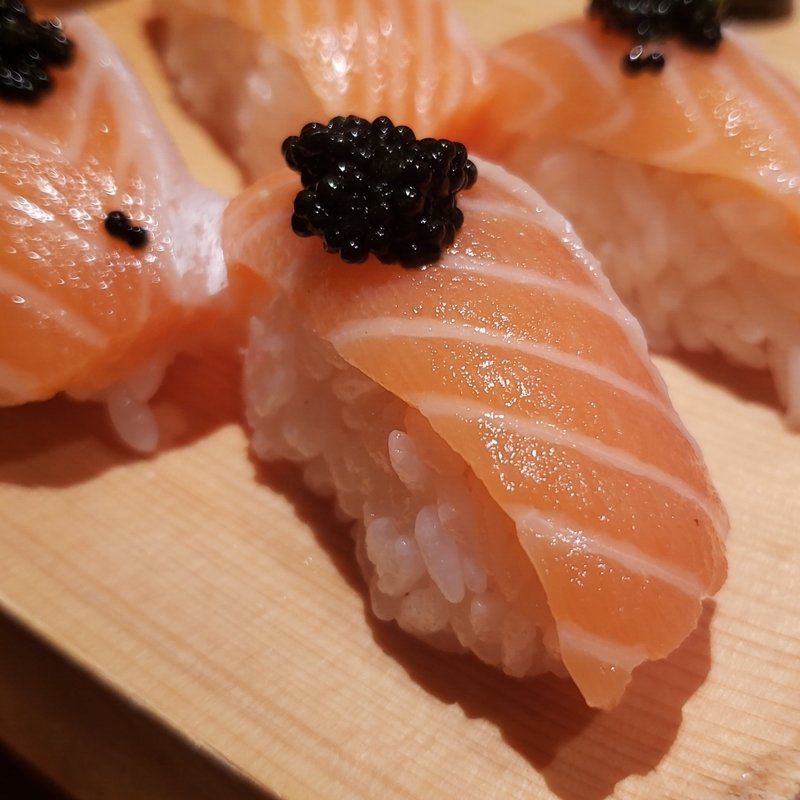 キャビアのせサーモン(築地玉寿司 みなとみらい店)