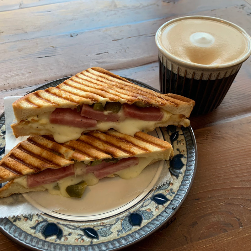 ホットサンドとソイラテ(Cafe ronron (カフェロンロン))