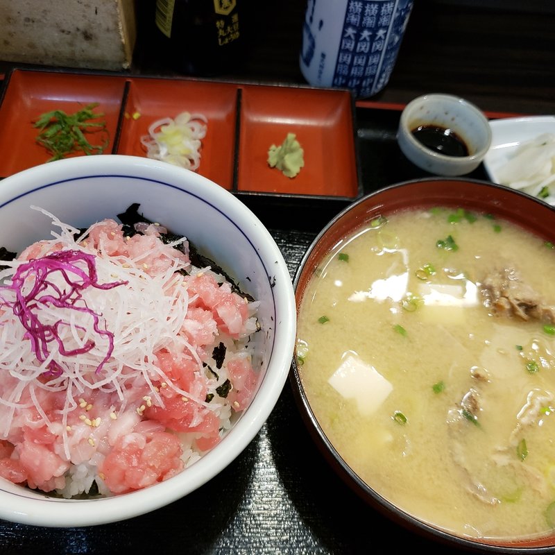 ビントロ丼と港のあら汁セット(くろば亭)