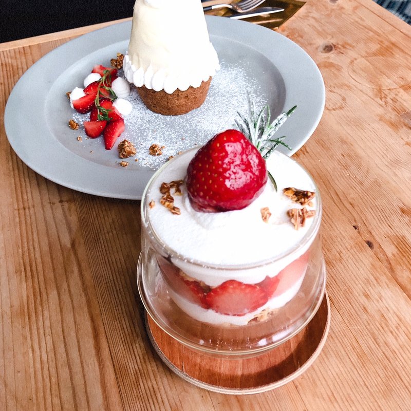 国産いちごの小さなパフェ(ROCCA & FRIENDS)