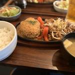 大人気焼肉鉄板とハンバーグ定食(オニクダイスキ うっちゃり食堂)
