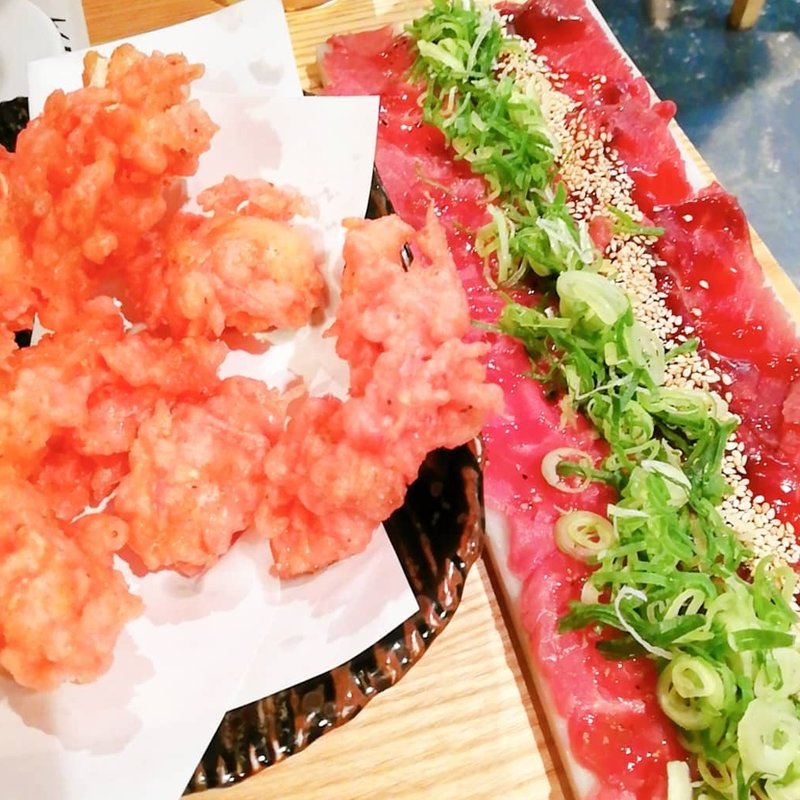 馬肉のレッドカーペットと鶏むね肉の紅しょうが天(日本栄光酒場ロッキーカナイ有楽町)