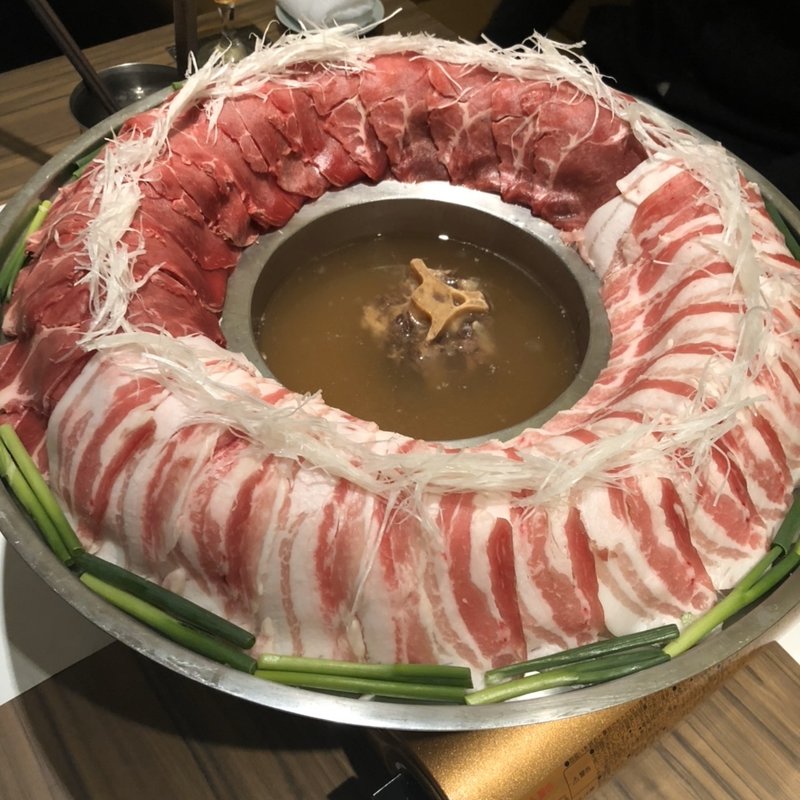 博多 炊き肉鍋　特選黒毛和牛（九州）鹿児島黒豚(金蔦 六本木店)