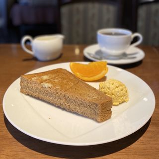 モーニング(黒糖トースト、玉子サラダ、フルーツ)(あさかぜ珈琲店 )