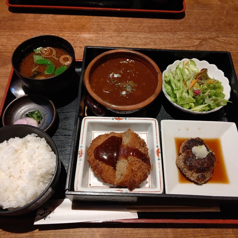 黒毛和牛弁当

(和牛料理 要)