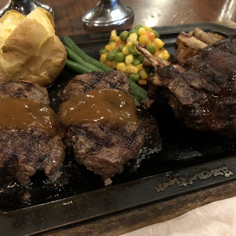 オロジナルハンバーグと骨付きラム　スペシャルセット(ハングリータイガー 保土ヶ谷本店 （Hungry Tiger）)