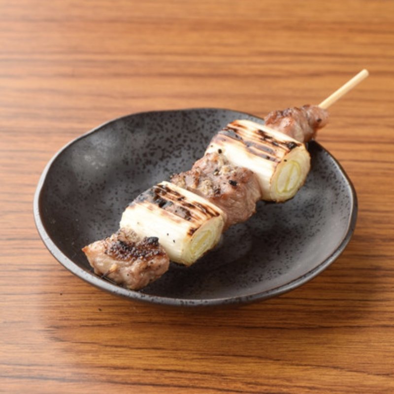 かしらねぎま（こめかみ＆長ねぎ）(もつ焼 煮込み ヤリキ 上野総本店)