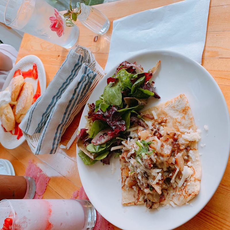 Strawberry soufflé pancakes(Cream Pot)