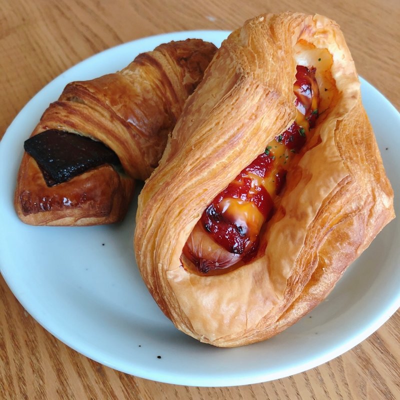 板チョコクロワッサンと、ハーブ豚ソーセージのクロワッサン(コンガリーナ)