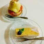 ゴルゾンゾーラチーズケーキとピスタチオプチシュー(パスティッチェリア・アマレーナ （PASTICCERIA amarena）)