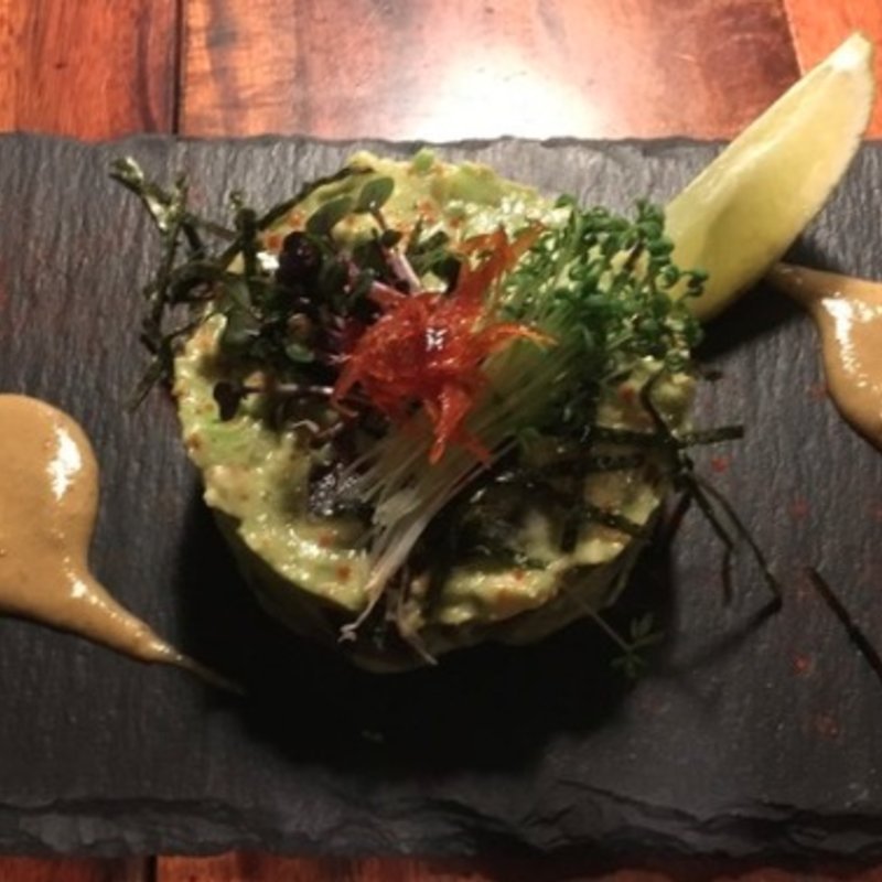 マグロの漬けとアボカドのサラダ仕立て(旬熟成 六本木店)