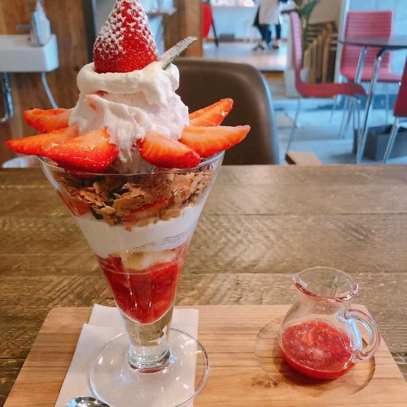 いちごパフェ(KURUMEジェラート)