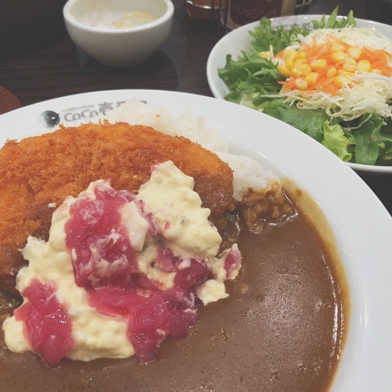 エビカツカレー赤玉タルタルトッピングと野菜サラダ(CoCo壱番屋)