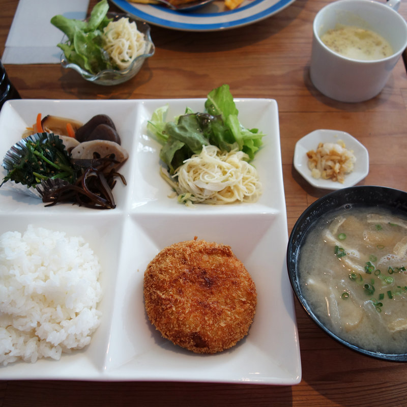 コロッケ定食(ハンバーガーとワインの店ジャンコ)