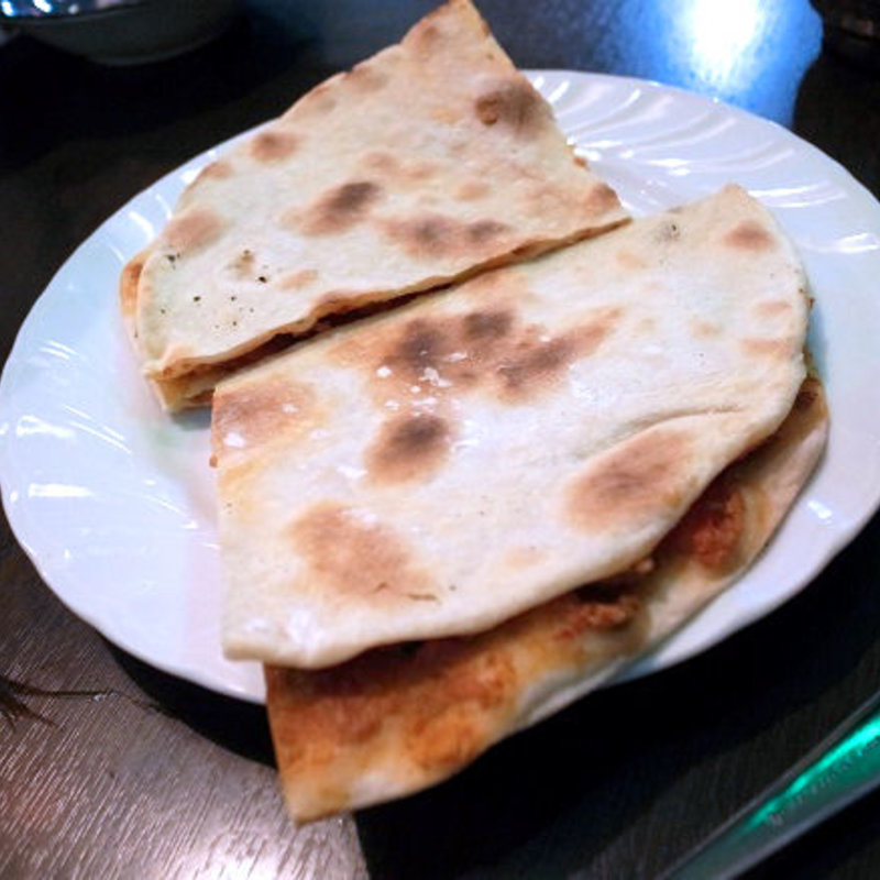 ラハマージュン（ナン羊のひき肉のせ）(クルド料理 メソポタミア レストラン)