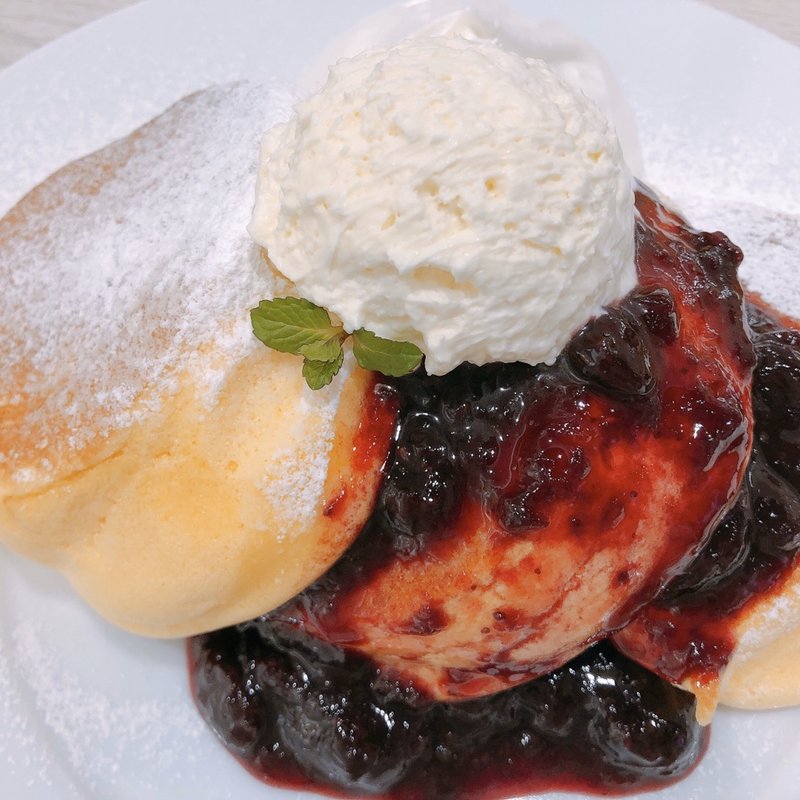 濃厚チーズムースパンケーキ ベリーソースがけ(幸せのパンケーキ 新宿店)