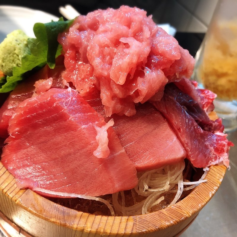 生マグロぶっかけ刺し桶(マグロ専門吉田屋)