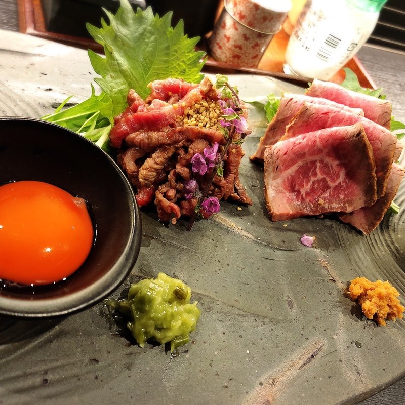 炙りユッケ＆ローストビーフ(ぐるり)