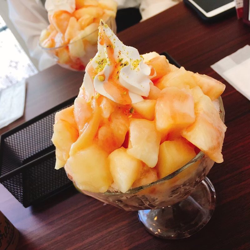 桃尽くしのかき氷(トルクーヘン)