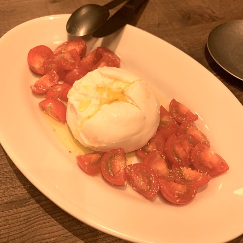 プッラータとトマトのカプレーゼ(RODEO & CAFE)