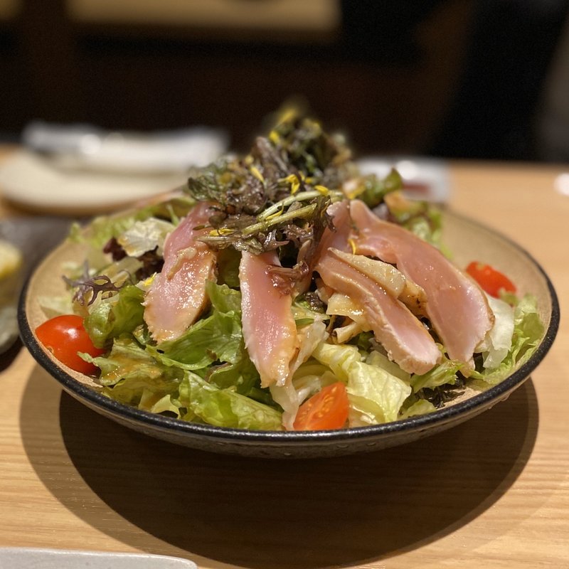 鳥タタキと水菜のサラダ(名古屋コーチンと本格焼き鳥 鳥料理 鳥心 名駅太閤口店)