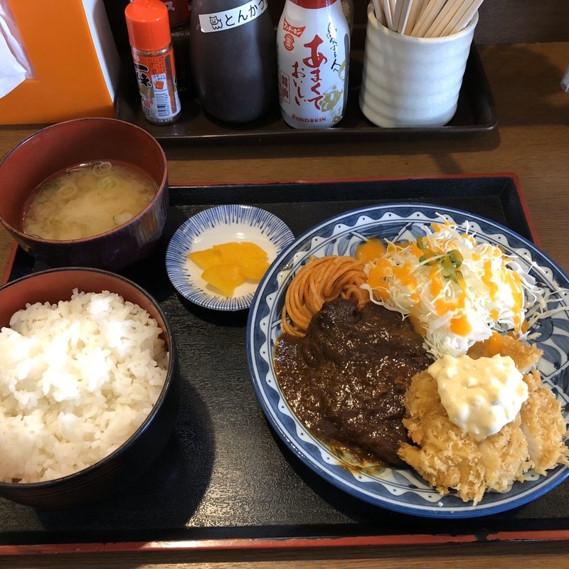 煮込みハンバーグとチキンカツ(なすび食堂 （ナスビショクドウ）)