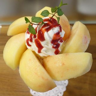 桃のパフェ(ホットケーキパーラー フルフル 赤坂店 （Fru-Full）)