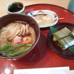 柿の葉寿司と抹茶わらび餅のセット(三輪そうめん山本 )