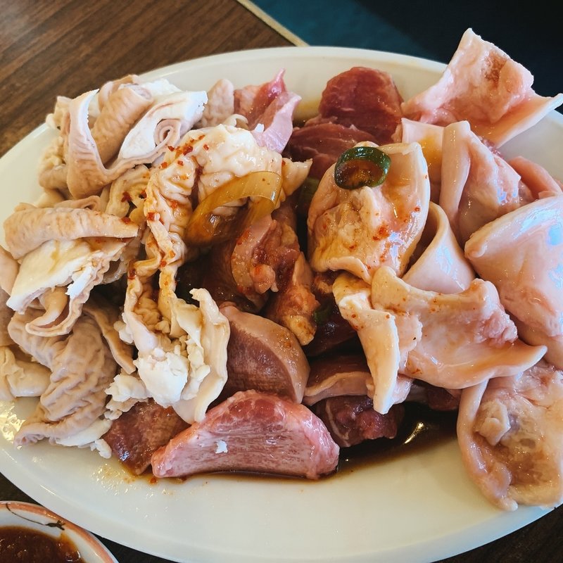 トロナンコツ、タン、もつ、カシラ(ホルモン焼 水よし本店)