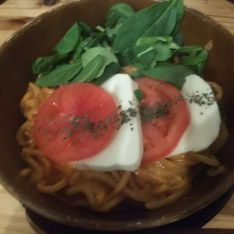 限定ラーメン(トマトとチーズの担々麺)(ラーメン熊八)