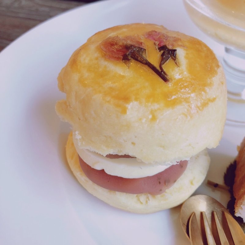 桜あんバタースコーンサンド(リトル ビレッジ カフェ  Little Village Cafe)