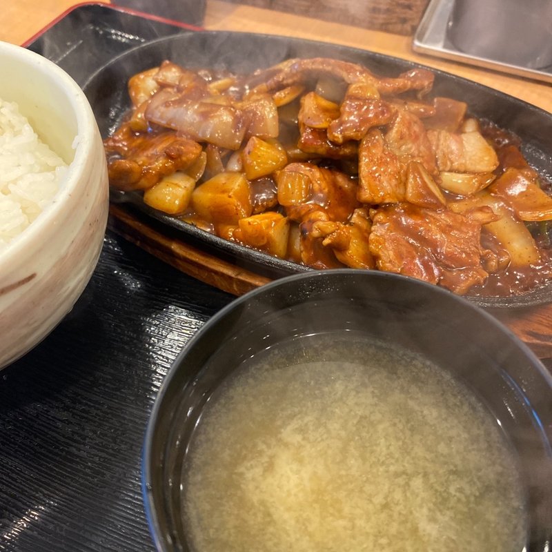 肉ジュジュ焼き定食(スタミナカレーの店 バーグ 吉野町店)