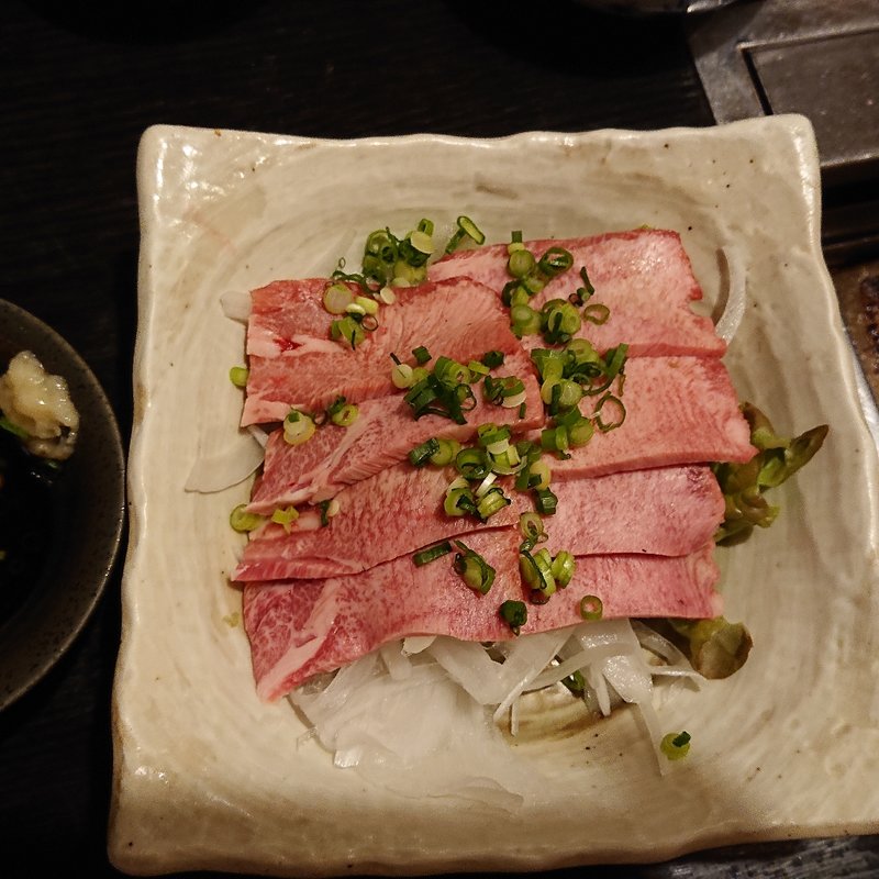 和牛タンの刺身(和牛・ホルモン専門店 慶寿園本店)