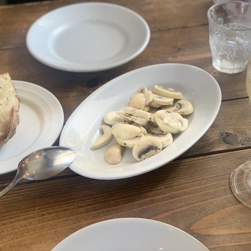 生マッシュルームのサラダ(オステリア コマチーナ)