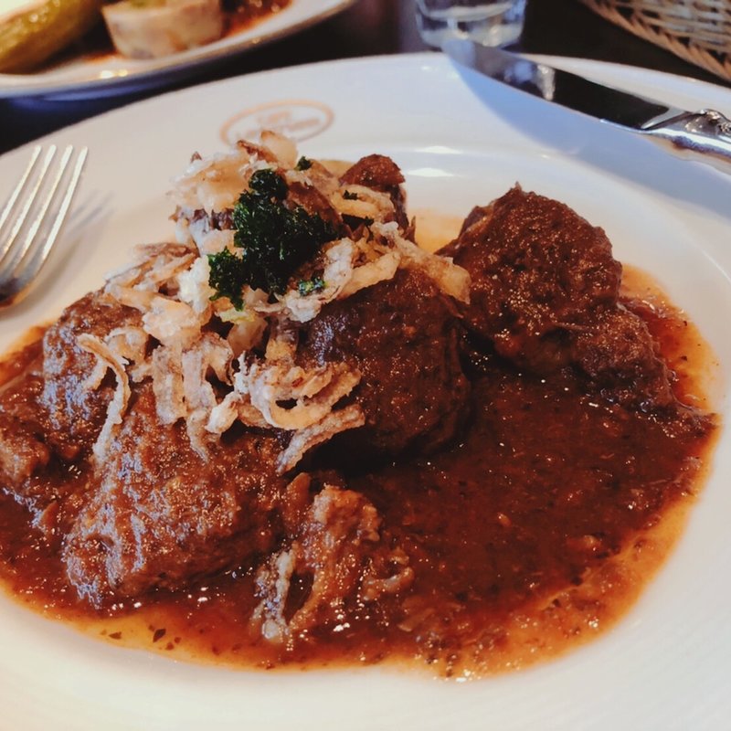 週末ランチメニュー　D  リンドグーラッシュ　　パン＋スープまたはサラダ＋ドリンク付(カフェラントマン 青山)