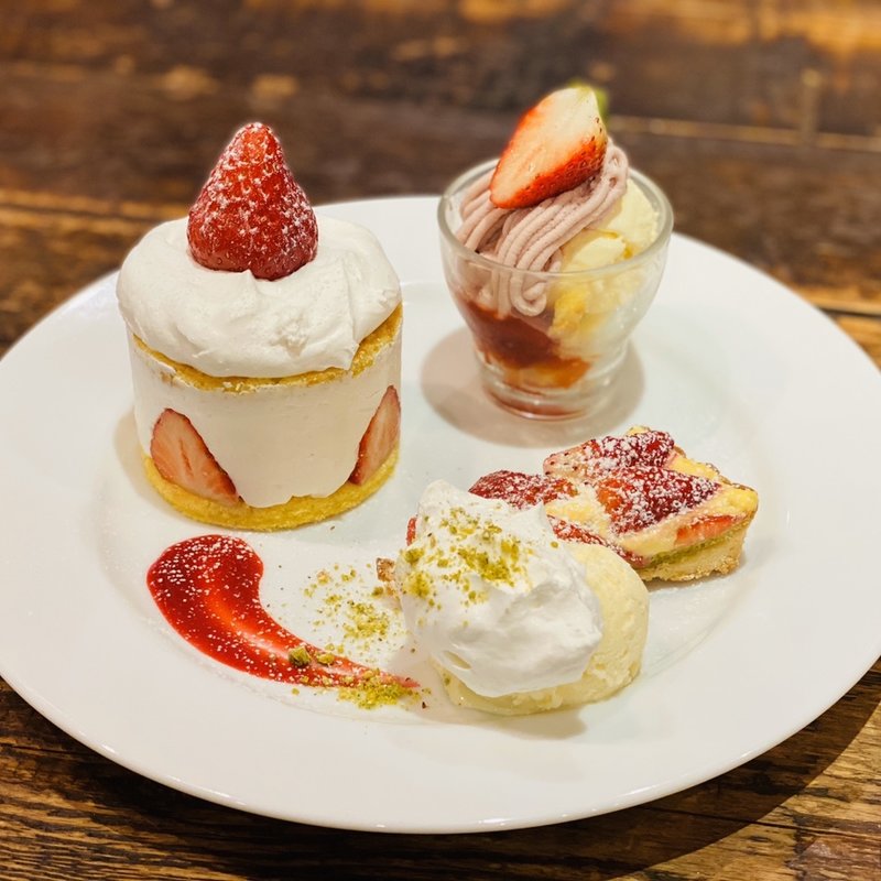 ストロベリーデザートプレート(カフェ＆ブックス ビブリオテーク 東京・自由が丘 （café & books bibliotheque）)