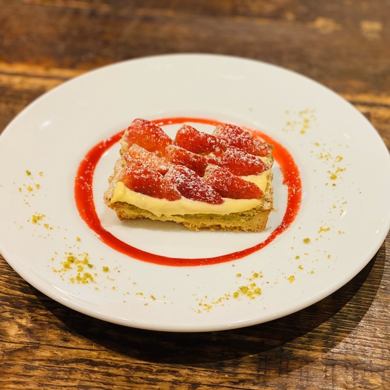ストロベリーとピスタチオのダコワーズタルト(カフェ＆ブックス ビブリオテーク 東京・自由が丘 （café & books bibliotheque）)