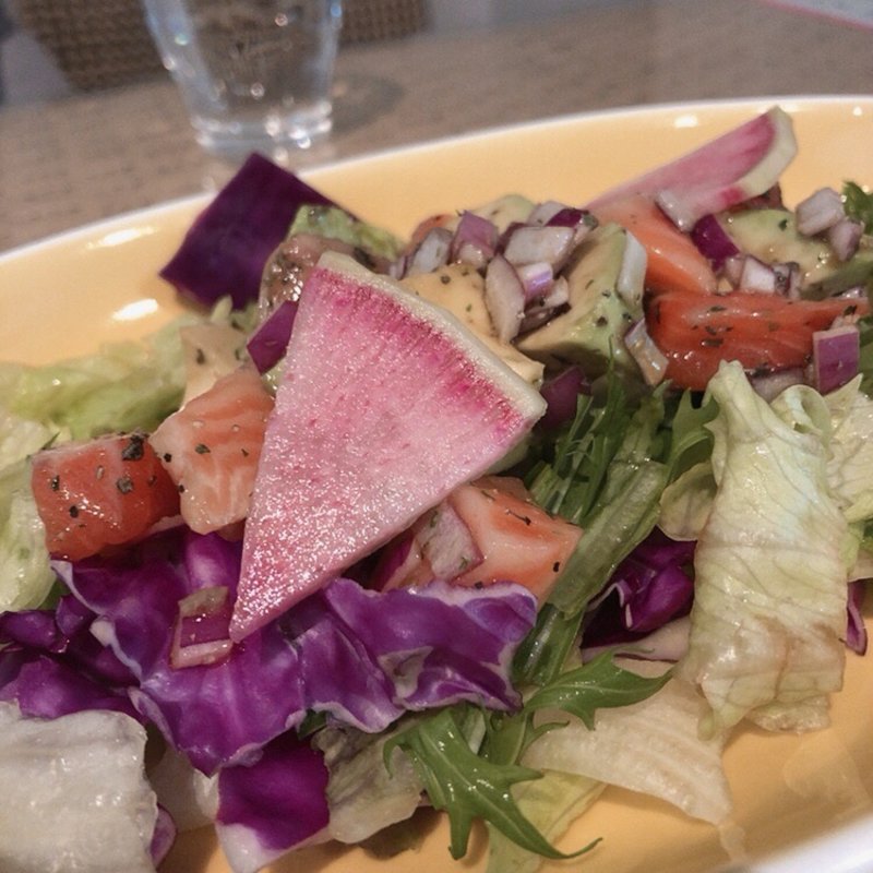 アボカドとサーモンのロミロミサラダ(ホナカフェ今泉)