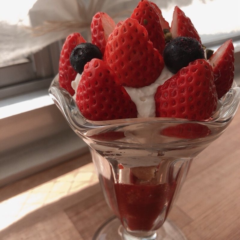 いちごのパフェ(くらすこと)