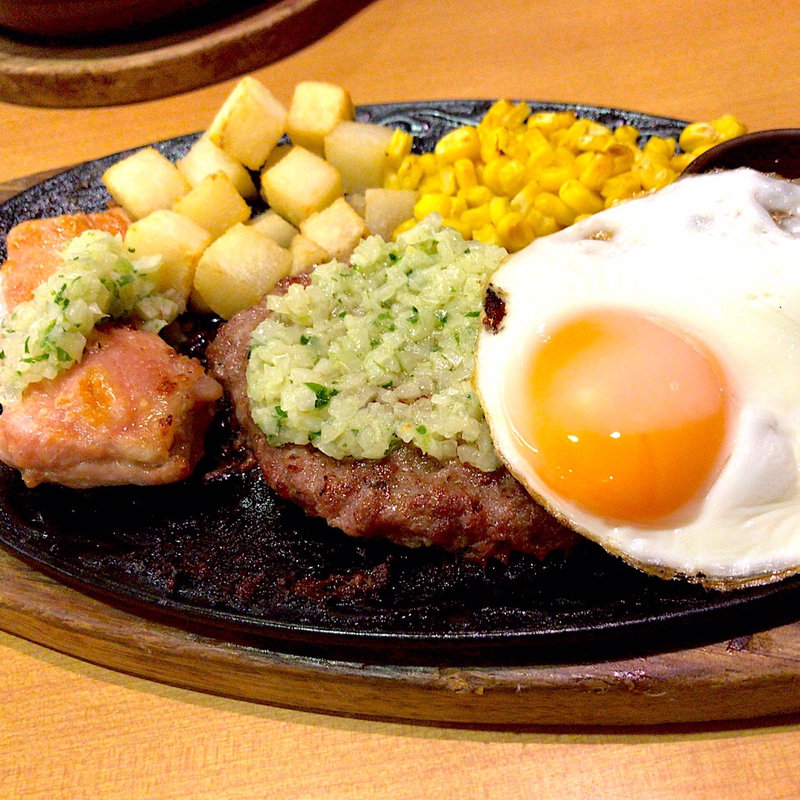 ディアボラ風ソースのせ チキングリルとハンバーグの盛合せ(サイゼリヤ 狛江東野川店)