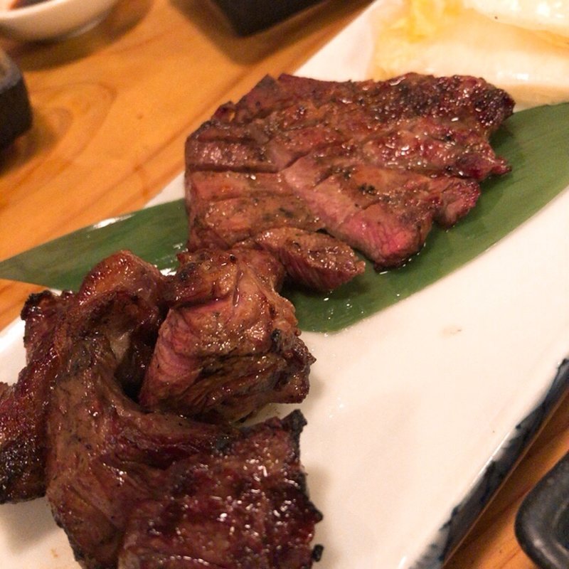 厚切り牛たんとろと特上さがりの炭火焼(赤もんたん 大名店)